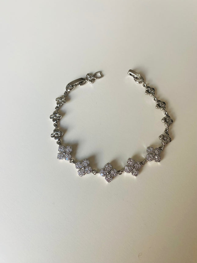 Gümüş Çiçekli Çelik Bileklik